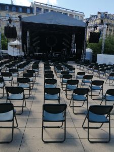 chaises pliantes et scène couverte pour événement institutionnel